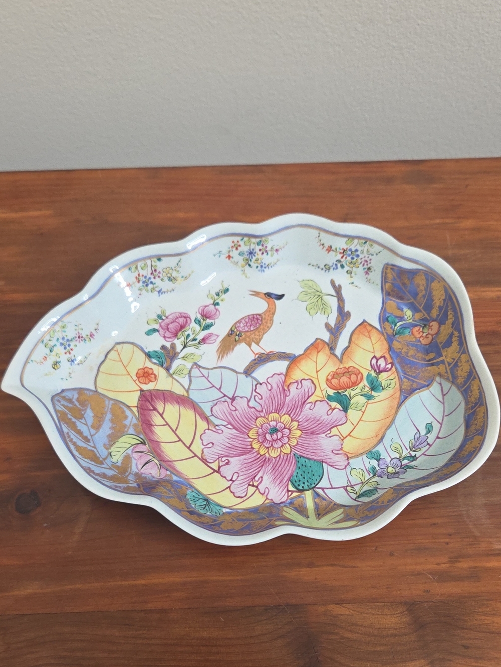 Mottahedeh Lowestoft Reproduction Hand-Painted Porcelain Tobacco Leaf Dish